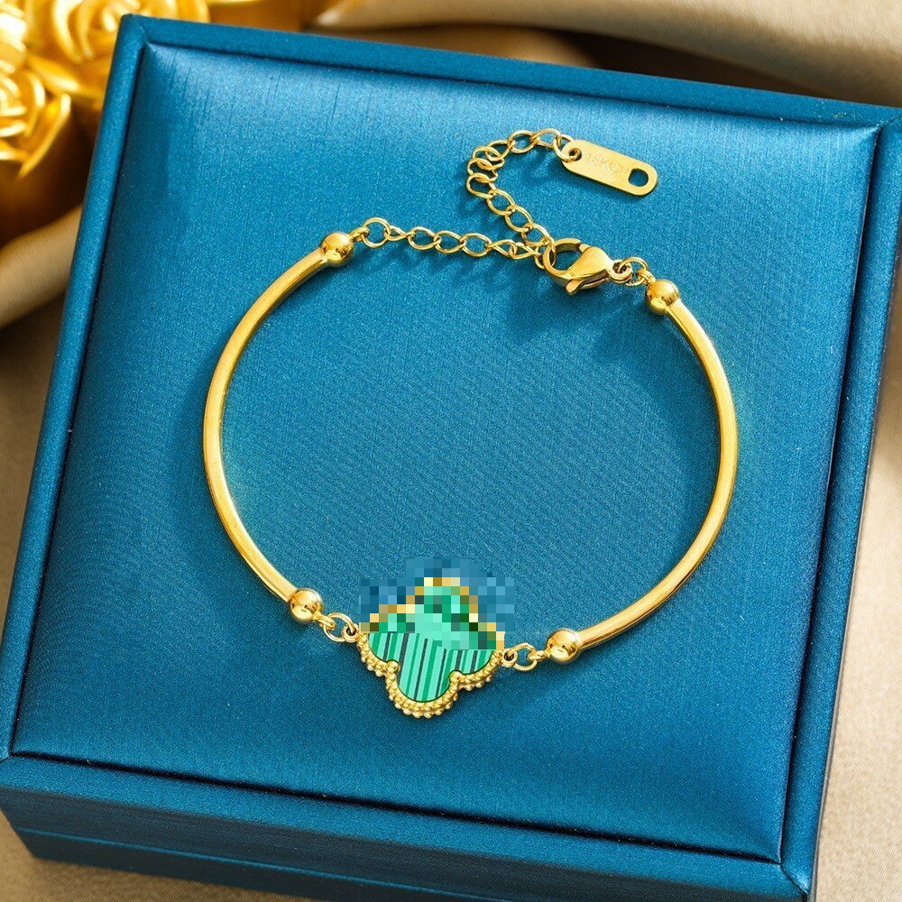 Pulsera de trébol de acero titanium vendedora caliente transfronteriza europea y americana con incrustaciones de concha pulsera colgante pulsera de diseño avanzado sin desvanecimiento al por mayor