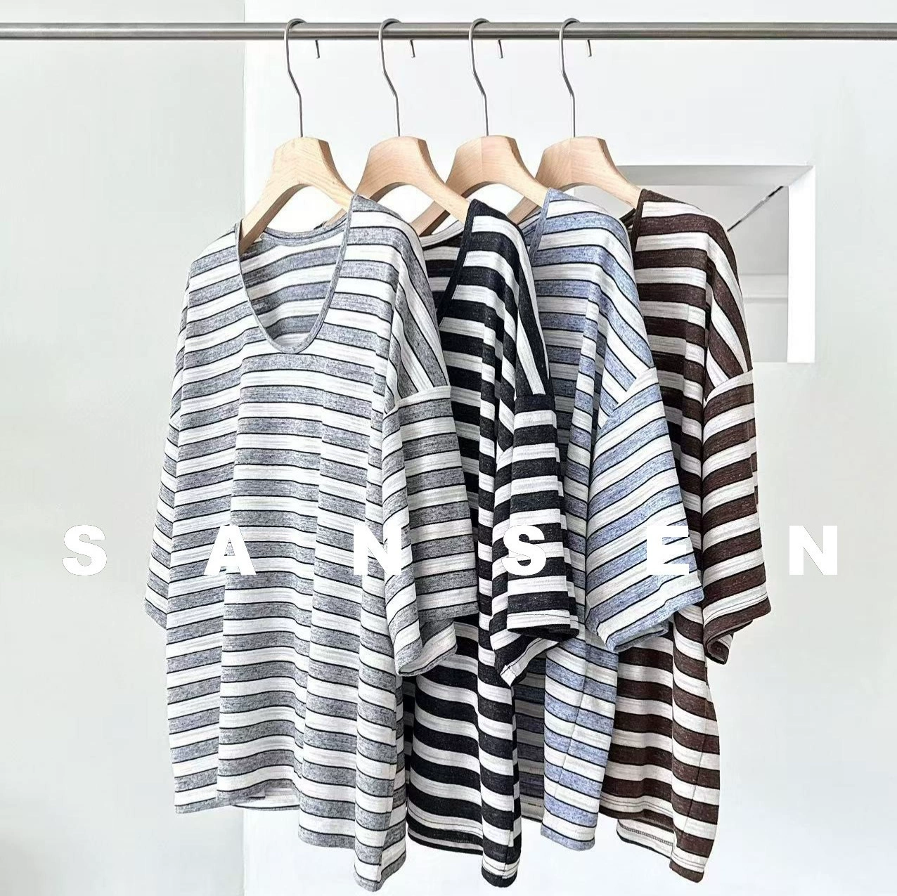 Модная футболка в стиле Old Money из легкого льна с разноцветными полосками, свободного кроя, с спущенным плечом и разрезом, с коротким рукавом.