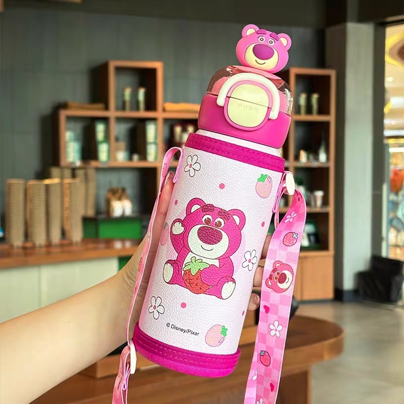 Strawberry Bear Bas Lightyear Co-branding Taza de aislamiento para niños Taza de paja de doble boca de bebida Taza de agua de dibujos animados de alta capacidad