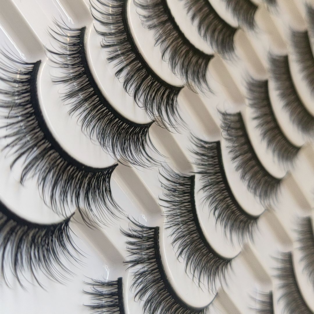 Pequeño libro rojo plantación de hierba cómic pestañas rollo de pestañas falsas pestañas pequeñas pestañas diabólicas 20 pares de maquillaje tailandés grueso europeo y americano