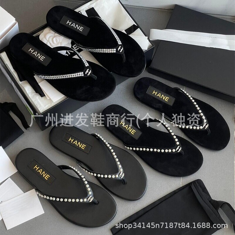 In-Stock 2026 New Style Chanel-Style Rhinestone Velvet Flip-Flops for Women, Fashionable Pearl Versatile Sandals