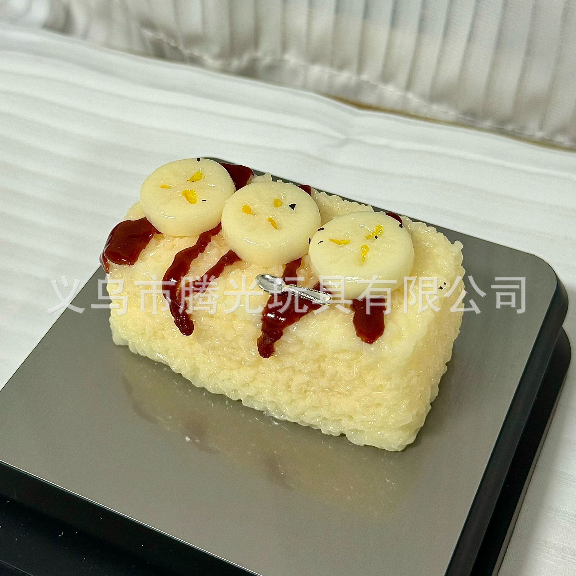 소스를 곁들인 바나나 주먹밥