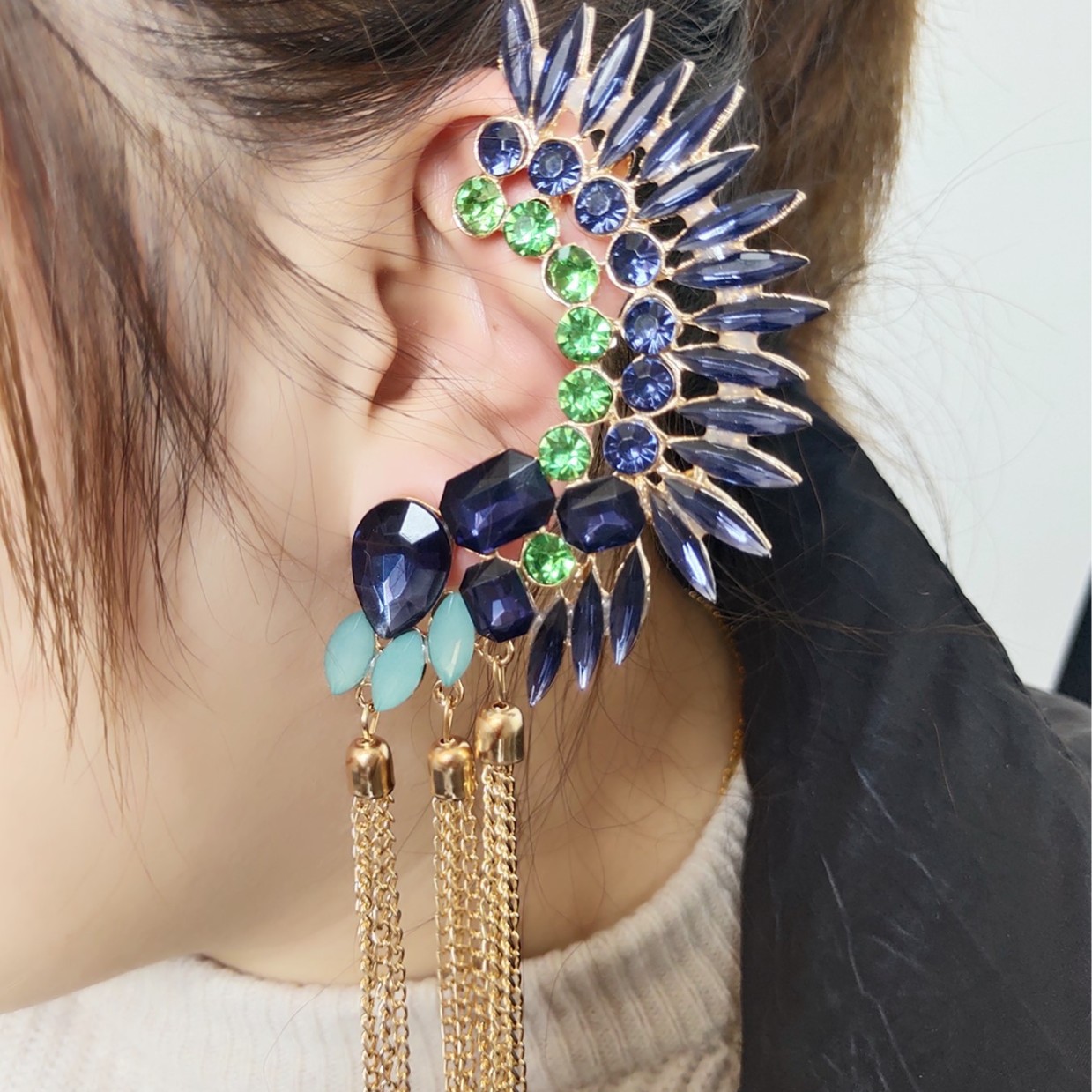 Orecchini pendenti con nappine e strass stile moda glamour_voghion.com