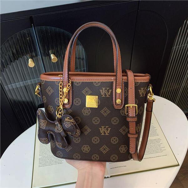 Classic retro sophisticated elegant one-shoulder bag