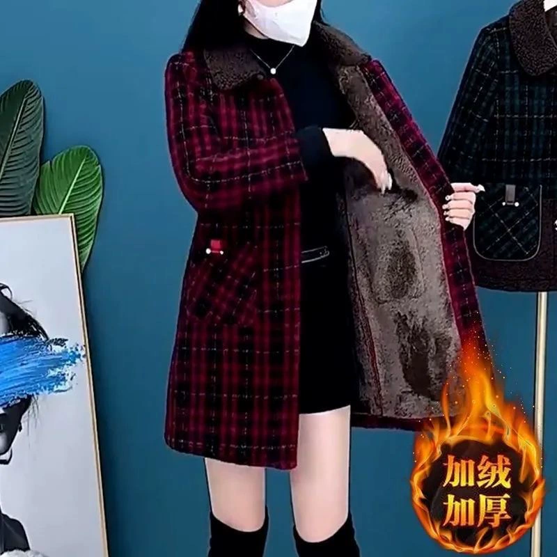 Единый бархат средней и длинной мамы куртка женская 2024 зимняя одежда новый темперамент плюс бархат утолщение пальто модная девушка