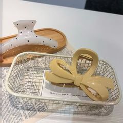 フレンチクリーム色のクロス蝶ネクタイのクリップには、少女の白い波点のアーチ型サメのクリップのヘアピンのアクセサリーがついています