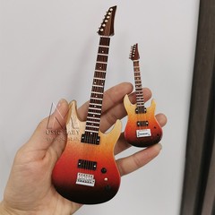 ミニエレキギターモデルオーナメント誕生日プレゼント人形楽器手作りケーキオーナメントはエレクトリックベースに彫刻することができます