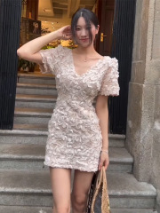 韩系立体提花收腰连衣裙女2025夏季新设计感气质显瘦V领短裙