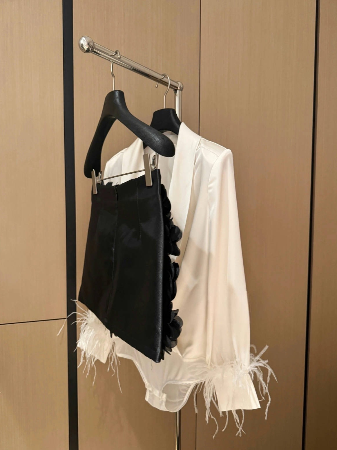 25 primavera temperamento francés satén con cuello en V súper hada hija dama pluma suave camisa de manga larga mujer lujo ligero forro versátil