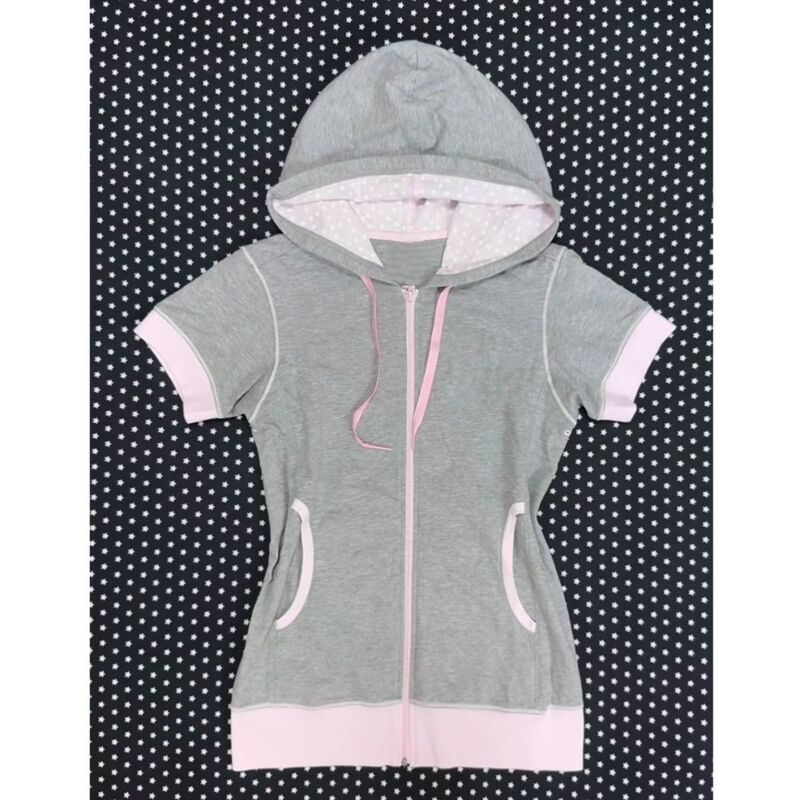 Korean-style girls' pink and gray color-block short-sleeve hooded cardigan, featuring a polka dot pattern, a fitted waist, a slimming effect, and designed for sporty, casual wear, providing sun protection with its lightweight fabric Korean-style girls' pink and gray color-block short-sleeve hooded cardigan, featuring a polka dot pattern, a fitted waist, a slimming effect, and designed for sporty, casual wear, providing sun protection with its lightweight fabric