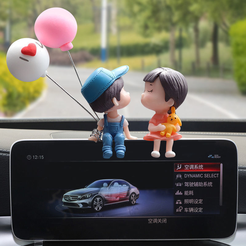 Adornos de coche de celebridades de Internet al por mayor accesorios de coche lindo beso pareja muñeca decoración de coche eléctrico mujer