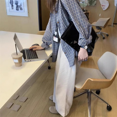青い格子のシャツの中に春夏の婦人服を重ねてシャツを着ます。