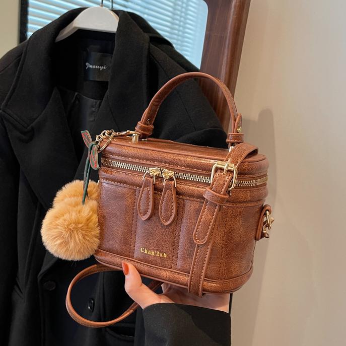 Bolso retro bolso de mano femenino 2025 nuevo bolso cuadrado pequeño de moda de todo fósforo pequeño bolso de mensajero de hombro de alta gama para viajeros de nicho