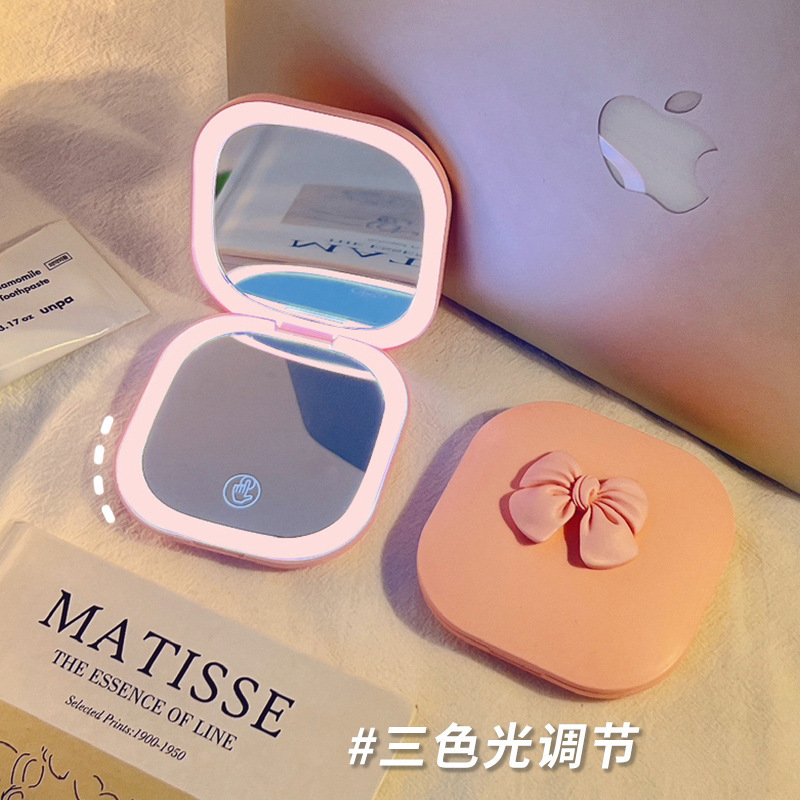 化粧鏡携帯小鏡女性はledを持っています。|undefined