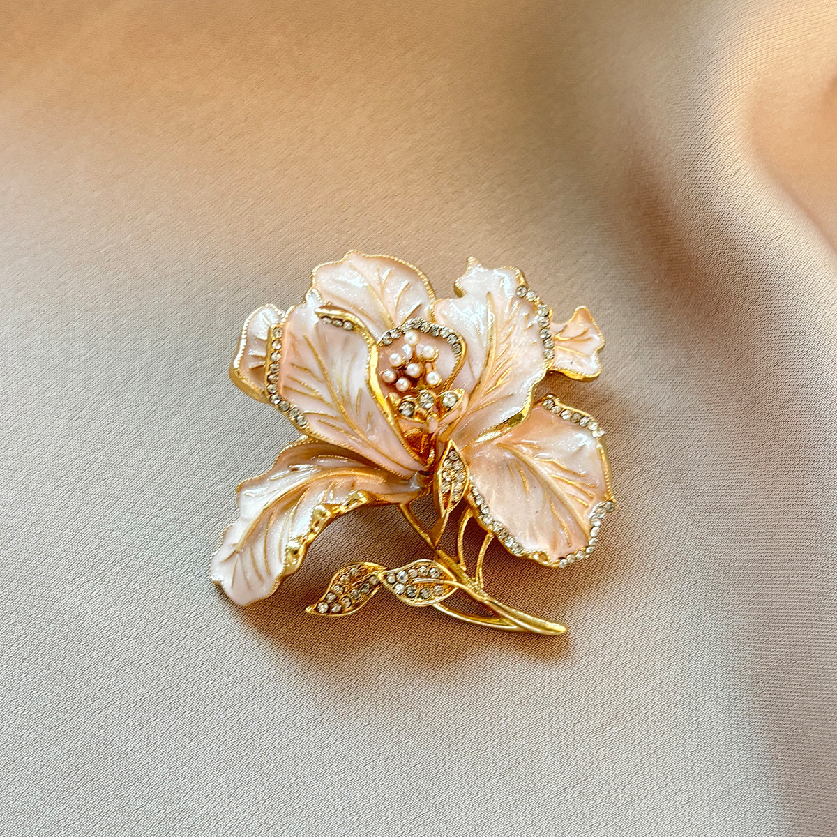 Chinese-Style Pearl Flower Tassel Brooch for Women, Exquisite Rhinestone Enamel Brooch, Retro Suit Qipao Pin, Trendy