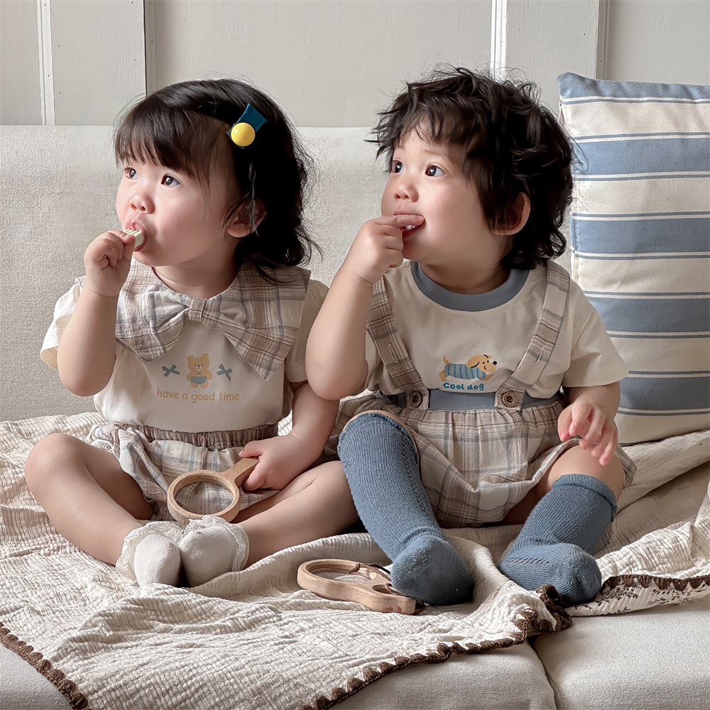Verano dibujos animados coreanos de dos piezas de manga corta para bebés, hombres y mujeres, hermanos y hermanas, traje de babero, traje de salida, transpirable