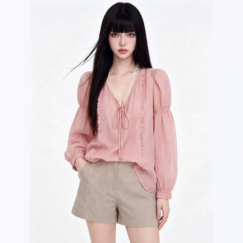 New summer French-style youthful lace patchwork shirt, elegant and fashionable, with an ethereal and sweet vibe, flattering and stunning New summer French-style youthful lace patchwork shirt, elegant and fashionable, with an ethereal and sweet vibe, flattering and stunning