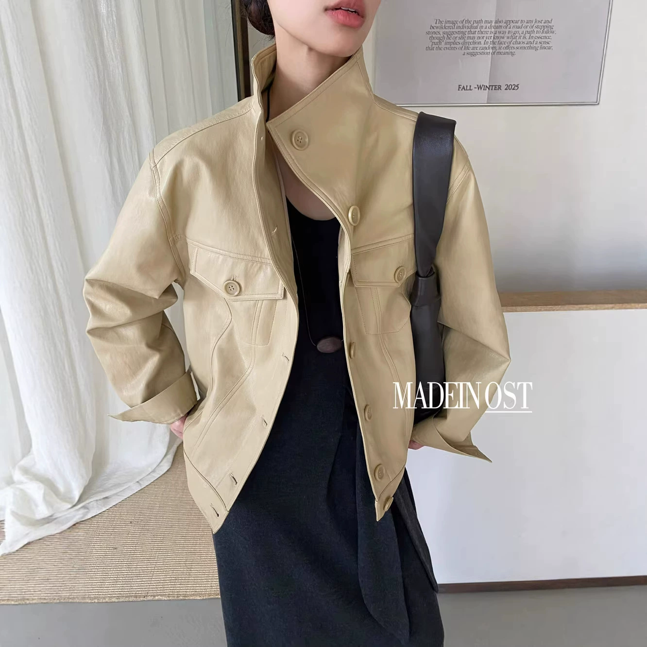 Новая короткая куртка из искусственной кожи с воротником-стойкой и пуговицами в скандинавском стиле, коллекция Весна-Осень 2026.