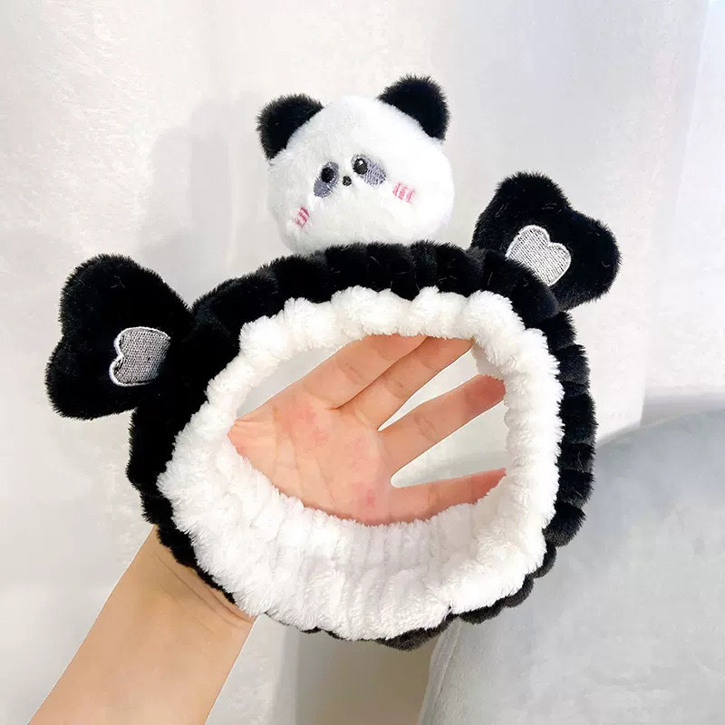 顔を洗って髪を洗って新型の少女の韓国の化粧をつけてマスクの専用のカチューシャをつけます。