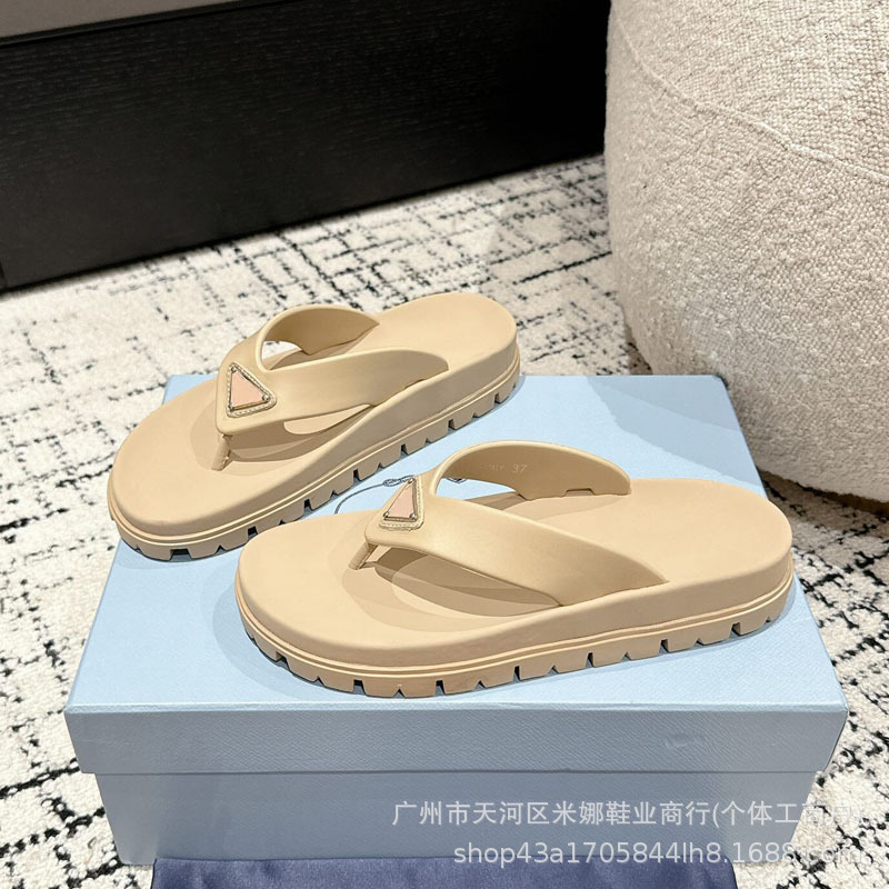 Unisex 2026 Summer New Style Metal Triangle Logo Genuine Leather Comfortable Flip-Flops Thick-Soled Sandals Unisex 2026 Summer New Style Metal Triangle Logo Genuine Leather Comfortable Flip-Flops Thick-Soled Sandals