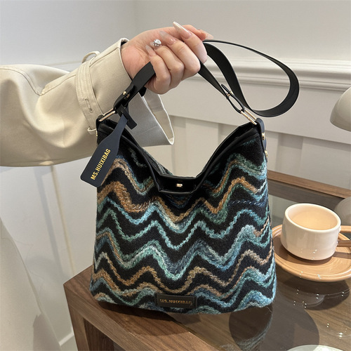 Large capacity fashionable Korean style simple shoulder bag women's 2024 early spring new versatile ins casual bag tote bag