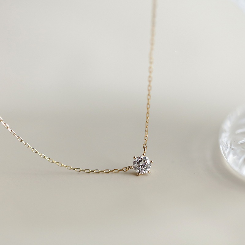 Collier ras-de-cou tendance, style luxueux et léger, orné d'un diamant unique et serti d'un zircon rond à six griffes._voghion.com