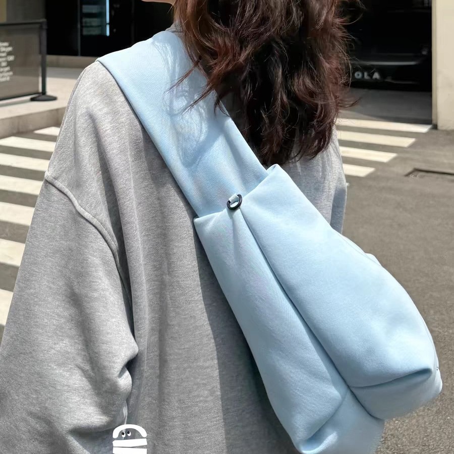 日韓新作Hugbag抱っこバッグ/抱きしめさせて! 斜め掛けのストラップが可愛いです。面白いです。ギョーザのカバンです。