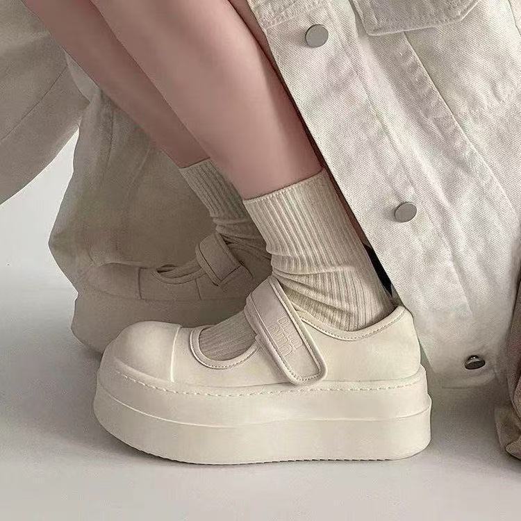 Zapatos de suela gruesa para mujeres otoño 2025 nueva moda versátil muffin zapatos deportivos poco profundos zapatos casuales blancos zapatos de mujer