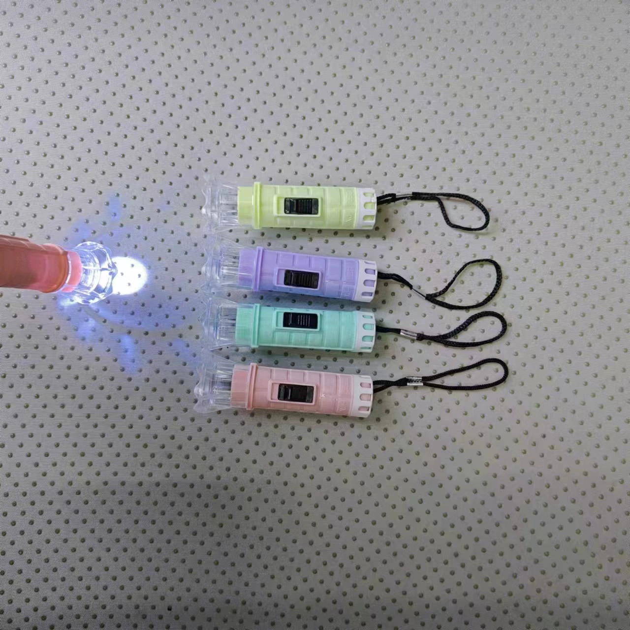 Светящаяся игрушка, маленький фонарик, удобный для переноски, с ремешком, электронный фонарик, небольшой подарок, напрямую от производителя XJ-550