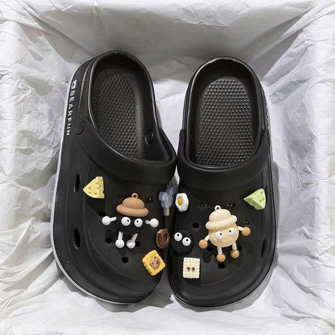 Pise en la mierda, zapatos con agujeros, ropa de verano para mujeres, antideslizante, Baotou, red neta, playa, suela gruesa, 2024, nuevas zapatillas de dibujos animados de suela blanda
