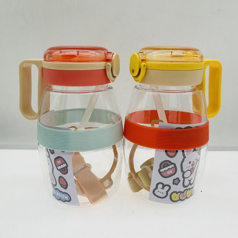 Fábrica al por mayor taza de agua para niños con correa de paja de alto aspecto lindo estudiantes masculinos y femeninos al aire libre portátil crossbody pot