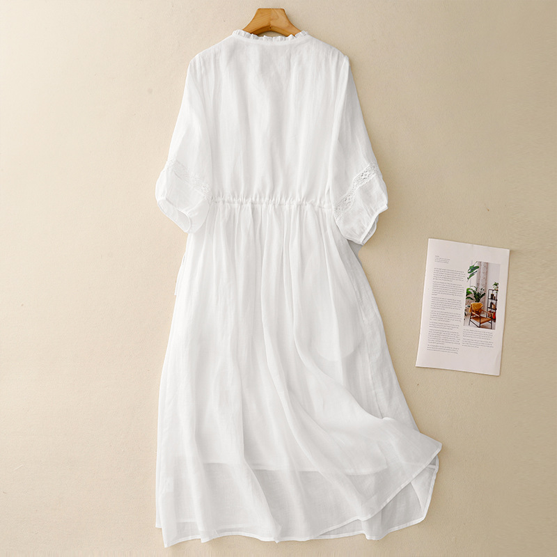 Realistic Shot: A White Ramie Fabric Loose-Fitting Long Dress With Artistic Flair, Perfect For Vacation Or Beachwear._ecoleips.com