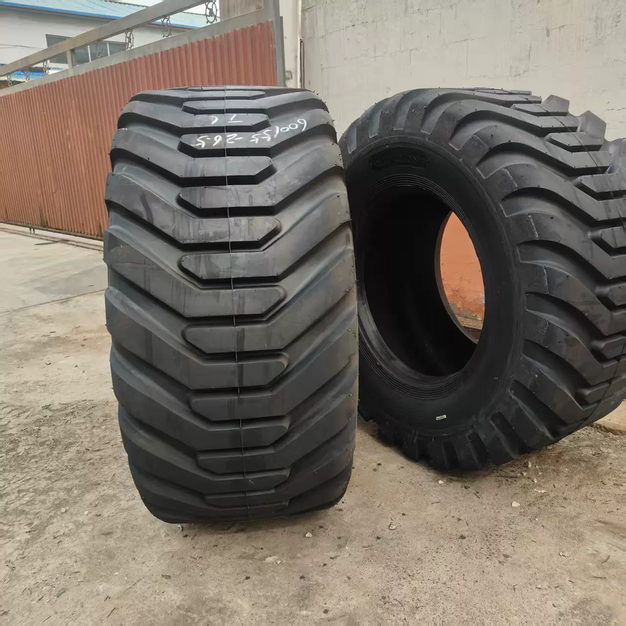 农业  工程重型机械专用的高浮力子午线轮胎