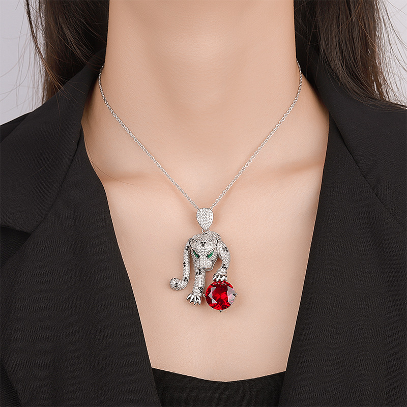 Otoño e invierno nuevo estilo zhuang sheng joyería europea y americana retro simulación rojo corindón leopardo de lujo con incrustaciones de piedra principal 16mm