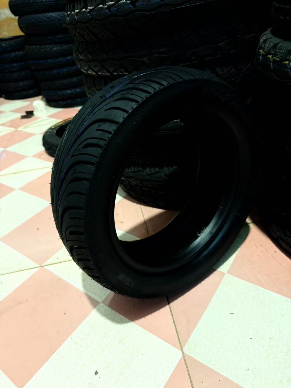 130/60-10 Tire for Electric Vehicles and Motorcycles, Anti-Skid, Rain and Shine Resistant, Wear-Resistant, Vacuum Tire for Electric Scooters