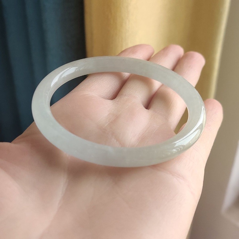 Vòng tay ngọc bích Miến Điện tự nhiên dạng trụ tròn mảnh, hoa nổi xanh nhạt, có giấy chứng nhận chi tiết 4