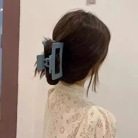 Korean-style temperament girl hair clip with a high-end vibe, large shark clip, 2025 hair clip for updo, hair clip with abundant hair volume, claw clip