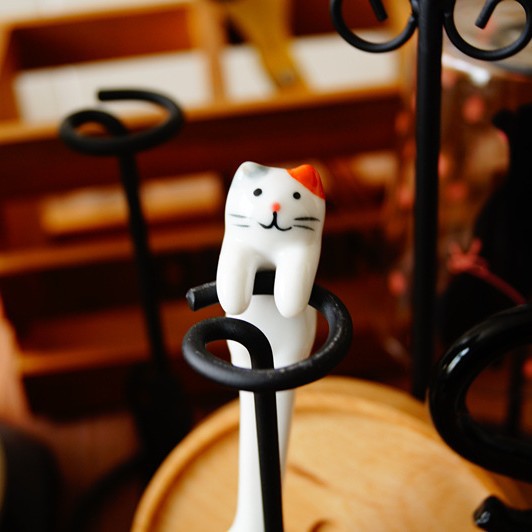 회색 귀 고양이 매달려 숟가락