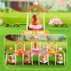 無邪気でかわいいカジュアルなカピバラはブランコのブラインドボックスのネットの赤い人気の家の玄関のデスクトップの置物の卸売りをします。