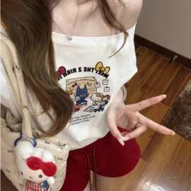 夏季新款印花斜开肩T恤上衣立体KT猫公仔玩偶漏肩短袖+短裤套装女