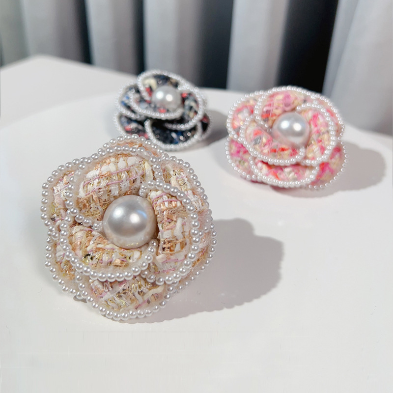 Broche camelia con perla estilo coreano para abrigos lana cachemir_voghion.com