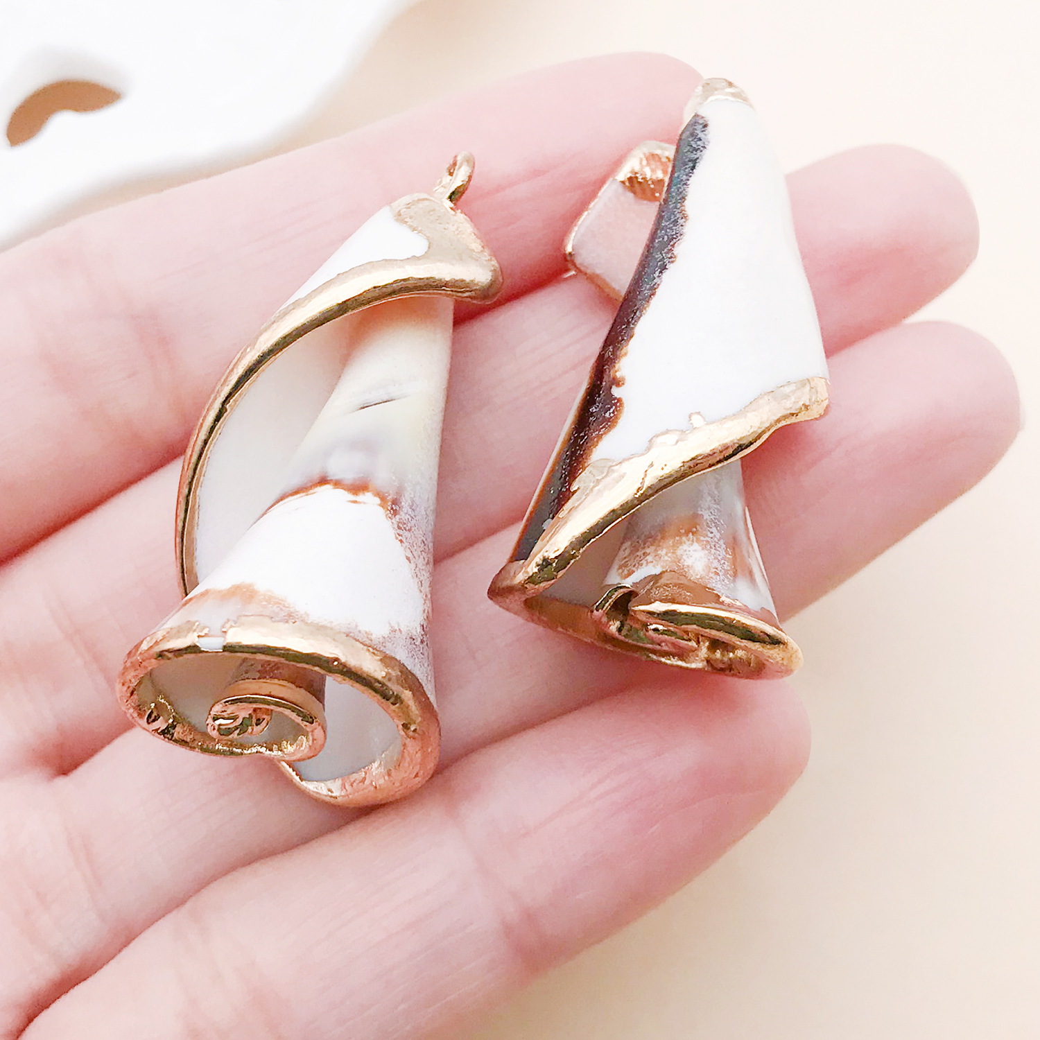 25327=ED-激光电镀金色棕白色天然海螺37x16mm-