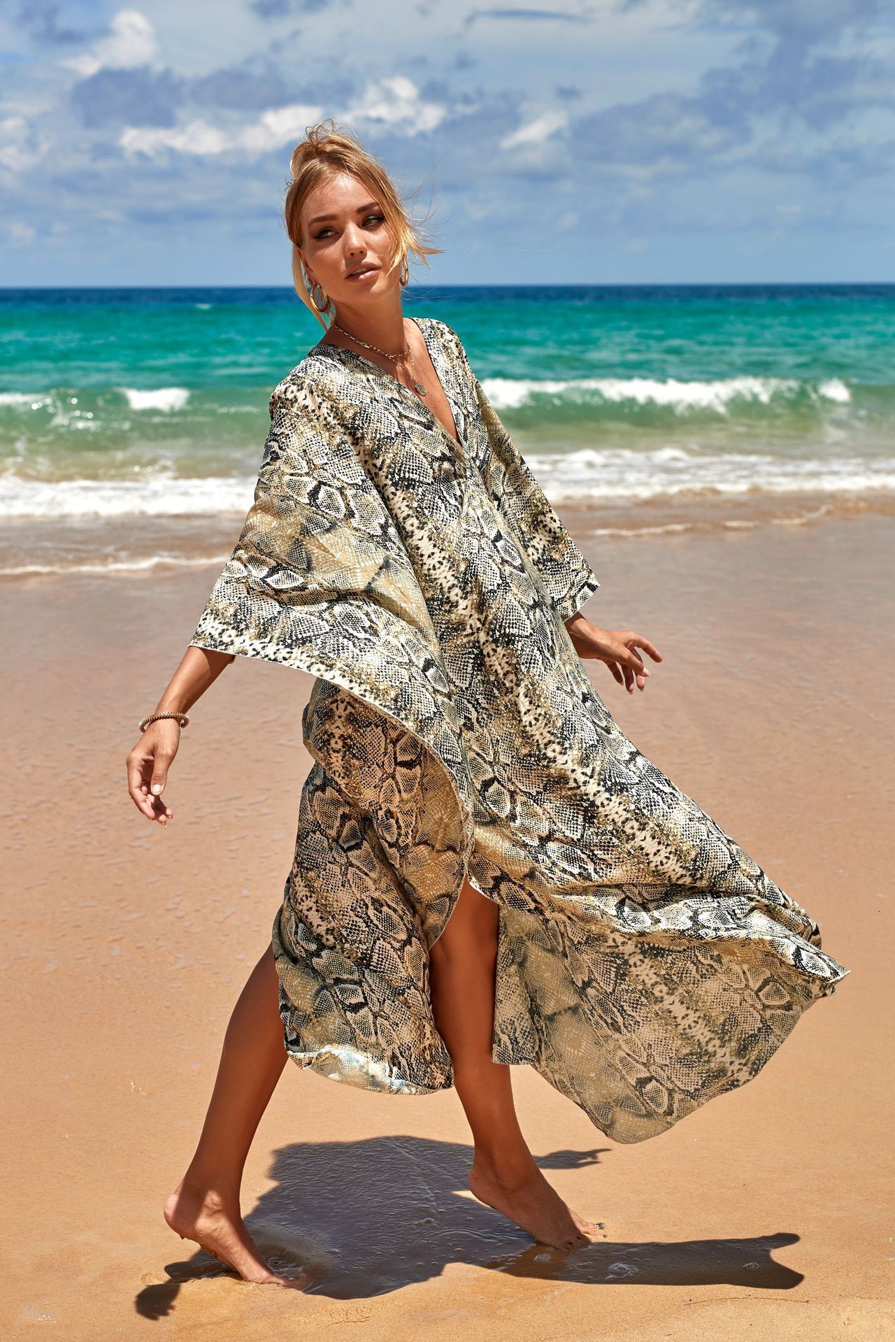 Costume da bagno da donna per vacanza al mare, la gonna da spiaggia con copri bikini da donna è indossata all'esterno._voghion.com