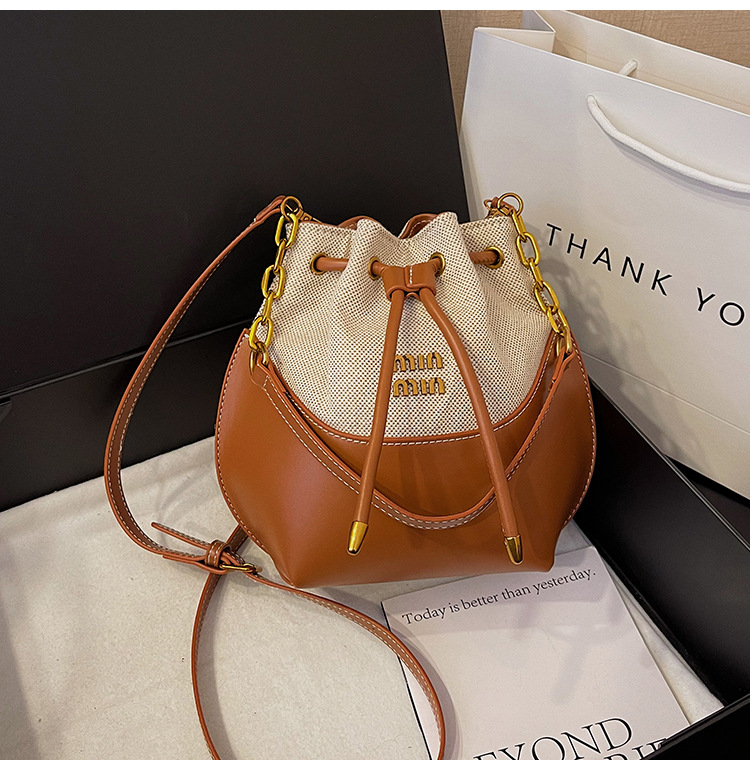 Bolsa de cubo de mano de cadena de alta calidad de mujer nueva moda transfronteriza lienzo de moda empalmado mochila de hombro