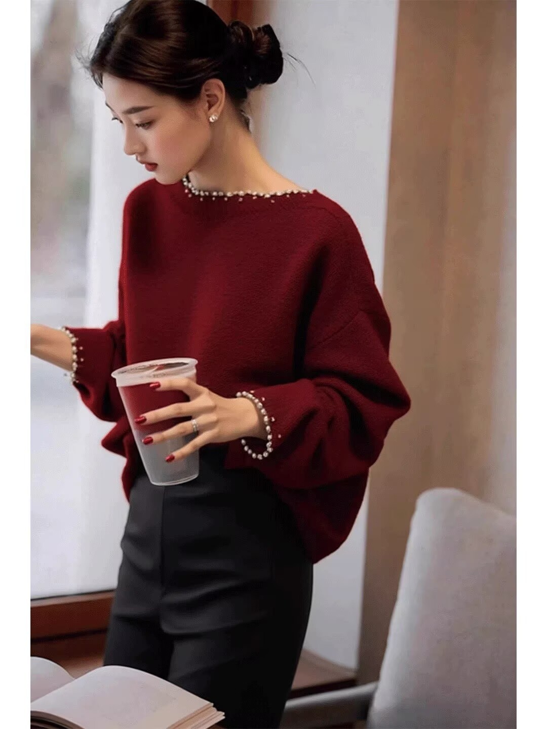 Áo len nữ cổ một vai đính ngọc trai tay dài dáng rộng — đen