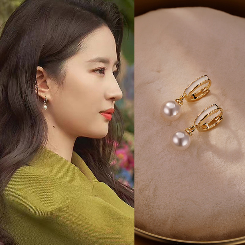 Retro fashionable small design earrings from pearl