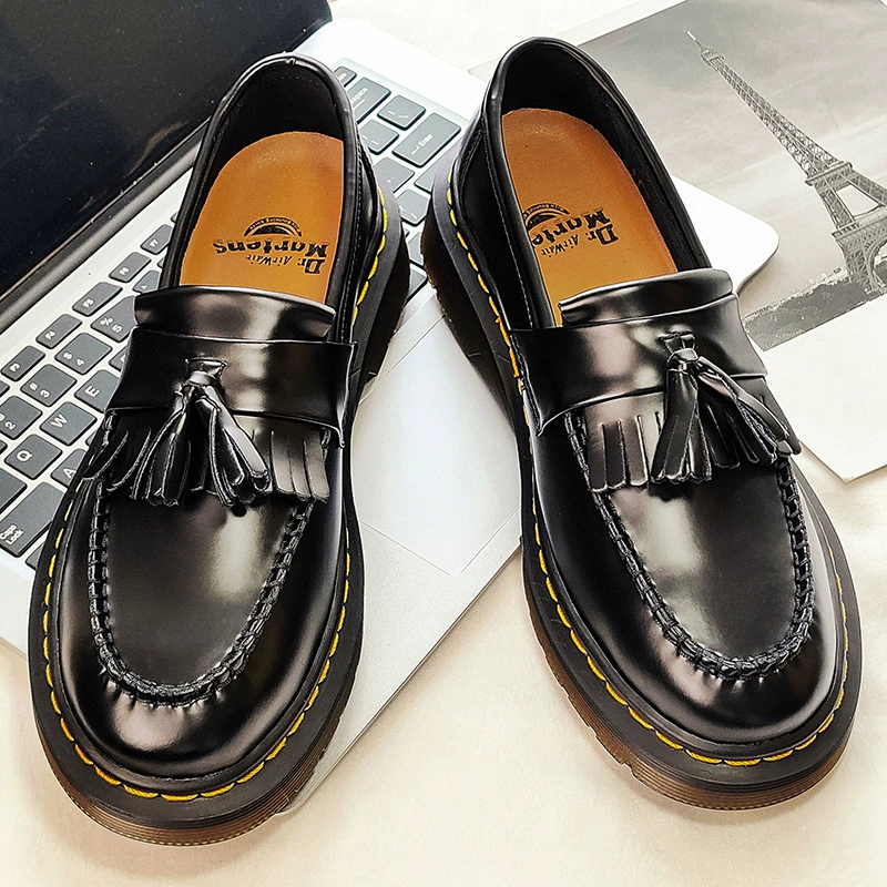 Кожаные туфли с низким берцем и мягкими с кисточками на все сезоны, модные и повседневные маленькие черные туфли для пар, слипоны с круглым носком.