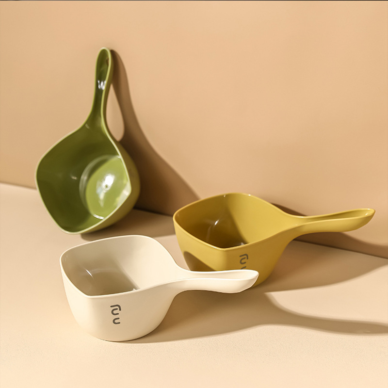 Thickened Plastic Water Scoop with High Aesthetic Value, Light Luxury Design, Suitable for Children's Hair Washing, Watering Flowers, and Household Kitchen Use Thickened Plastic Water Scoop with High Aesthetic Value, Light Luxury Design, Suitable for Children's Hair Washing, Watering Flowers, and Household Kitchen Use