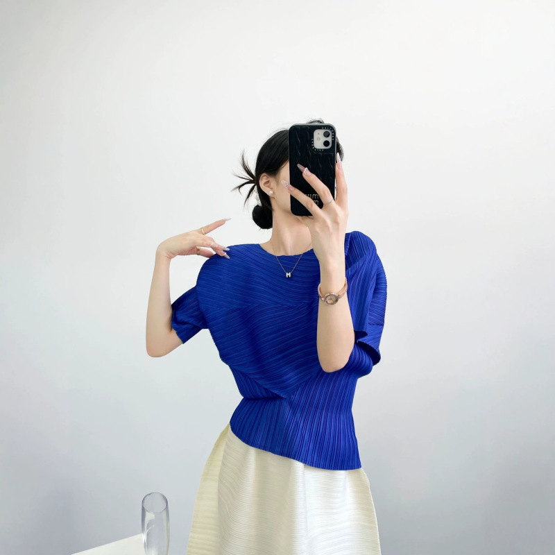 Miyake-Style Elegant Pleated Short-Sleeve T-Shirt for Women, Summer Chic, Waist-Cinching, Slimming, High-End Solid Color Top Miyake-Style Elegant Pleated Short-Sleeve T-Shirt for Women, Summer Chic, Waist-Cinching, Slimming, High-End Solid Color Top