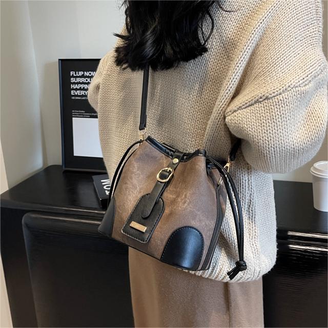 Otoño e Invierno simple bolsa de todo fósforo para las mujeres 2023 nueva moda contraste color cubo bolsa nicho de alto grado sentimiento Tong Qin hombro bolsa
